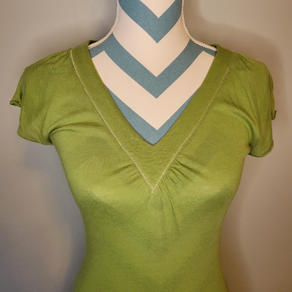 Express Lightweight Seam V-Neck Size S - Picture 2 of 7